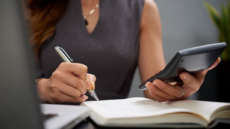 woman calculating child support disputes expenses